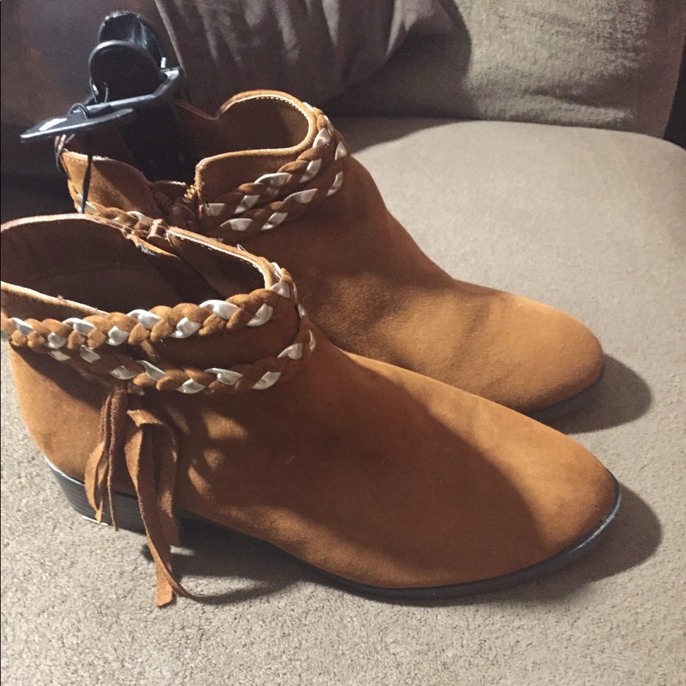 Brown Wonder Nation boots size 4 youth.